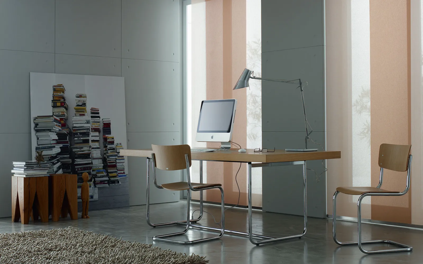 Arbeitszimmer mit apricotfarbenen Flächenvorhang-Paneelen vor bodentiefen Fenstern
